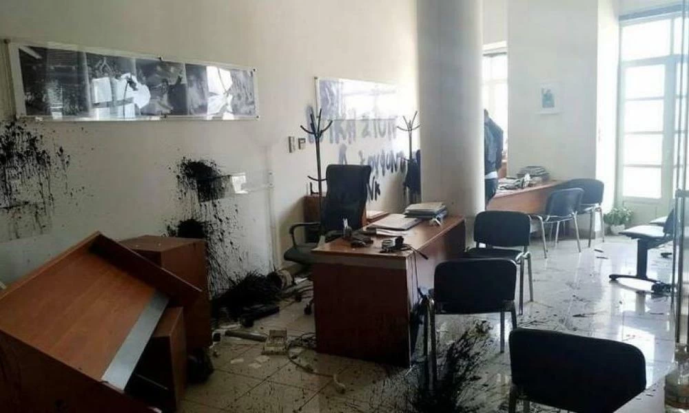Συνελήφθησαν δυο αριστεριστές για την επίθεση στα γραφεία Αυγενάκη